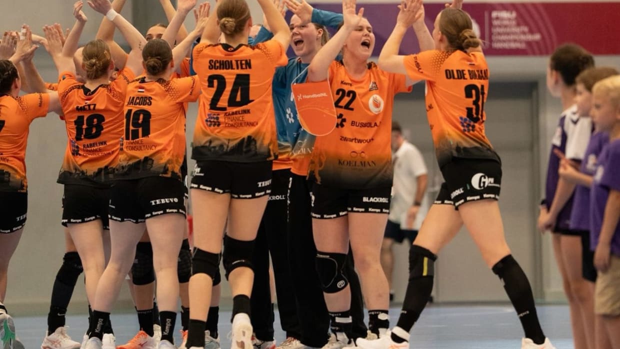 Het Nederlandse studentenhandbalteam op het WK in Bordeaux. Valerie Smits is nummer 22.